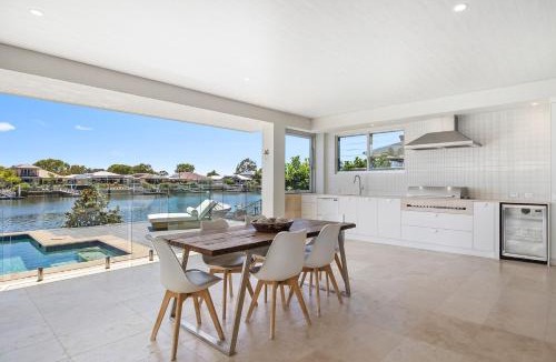 Pelican Waters House | Waterfront Showpiece