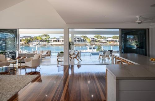Pelican Waters House | Waterfront Showpiece
