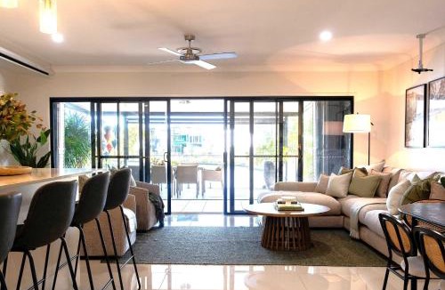 Maroochydore House | Waterfront Stay at Sunshine Villa