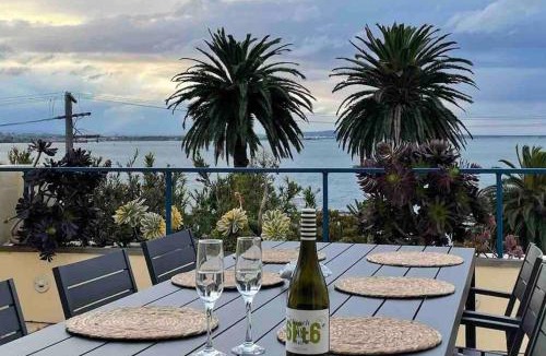 Geelong Apartment | Waterfront Sub-Penthouse with Beach View