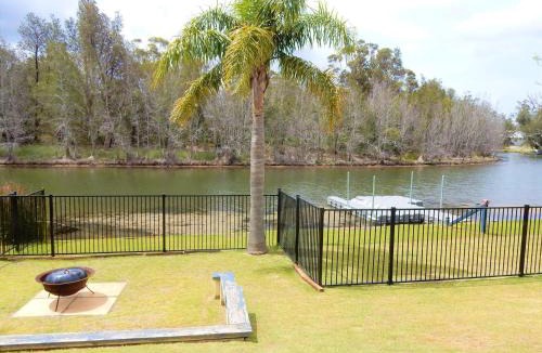 Lake Conjola House | Waterfront Wonder - lakeside home w. private jetty