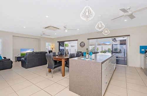 Douglas House | Waterlily Haven | 4BR Home + BBQ + Parking