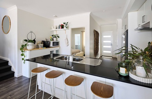 Falcon House | Water’s Edge: 4BR all-ensuite. Sweeping estuary views for families and groups.