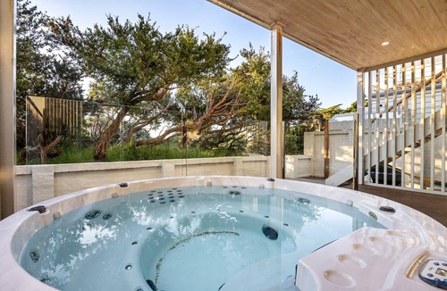 Frankston House | Waters Edge Summary: