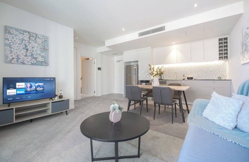 Docklands Apartment | Waterside Docklands 1BR apt with Pool WIFI Parking
