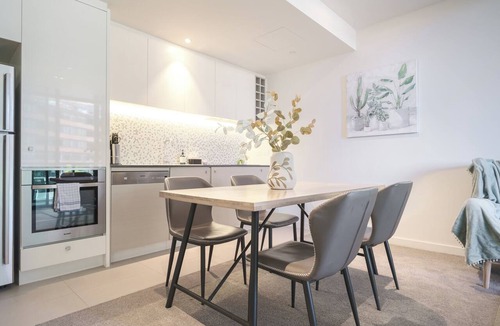Docklands Apartment | Waterside Docklands 1BR apt with Pool WIFI Parking
