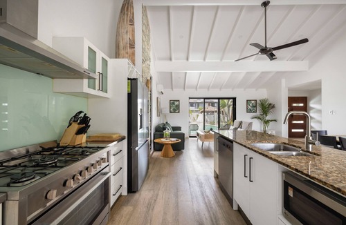 Broadbeach Waters House | Waterside Oasis Broadbeach 5 Bedroom Water Views. Pet Friendly.