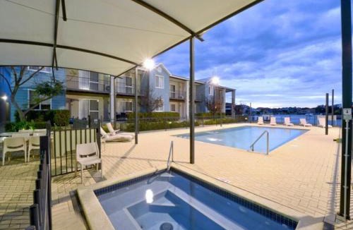 Halls Head Apartment | Waterside Studio Apartment- Mandurah - With Jetty