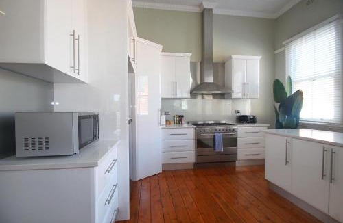 Wagga Wagga Apartment | Waterviews - Hidden Gem in CBD - Sleeps 10