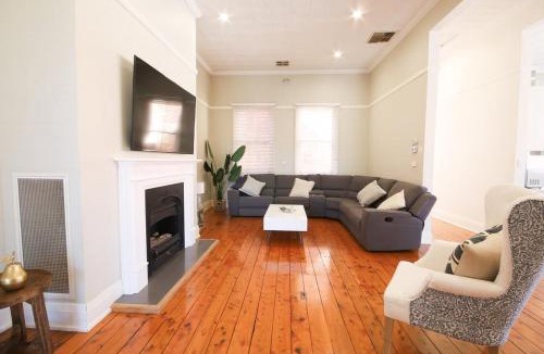 Wagga Wagga Apartment | Waterviews - Hidden Gem in CBD - Sleeps 10