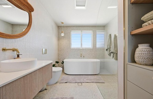 Port Macquarie House | Watonga Coastal Retreat - beach shops, pool, sauna