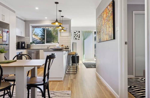 Wanniassa House | Wattlebird Cottage Chic Comfort near Mount Taylor