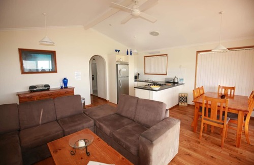 Duncan Cottage | Waves and Wildlife