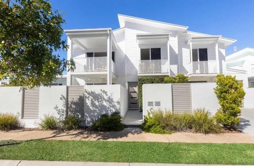 Mount Coolum House | Waves Beach House