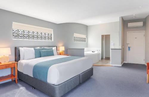 Port Campbell Hotel | Waves Luxury Suites & Port Central Apartments