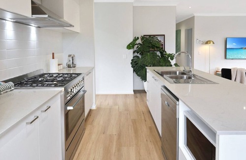 Armstrong Creek House | Waves + Moore; Sleeping 8, 3 bedroom, 2 bathroom, Aircon, Geelong, Beaches, Golf
