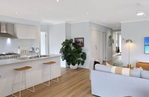 Armstrong Creek House | Waves + Moore; Sleeping 8, 3 bedroom, 2 bathroom, Aircon, Geelong, Beaches, Golf