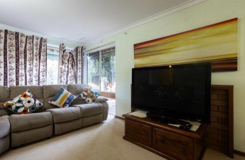 Jolimont Apartment | Well equipped 3BR Home with Backyard and Patio