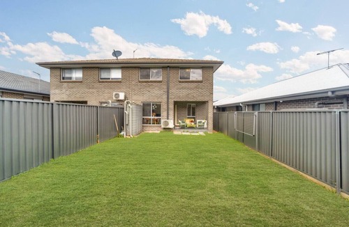 Werrington House | Werrington Home | near Uni & Park,Transport