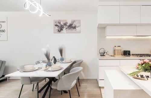 West End Apartment | West End Artistic Neighbourhood Apartment
