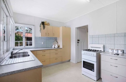 West End House | West end Charm 5 bed, 3km to CBD