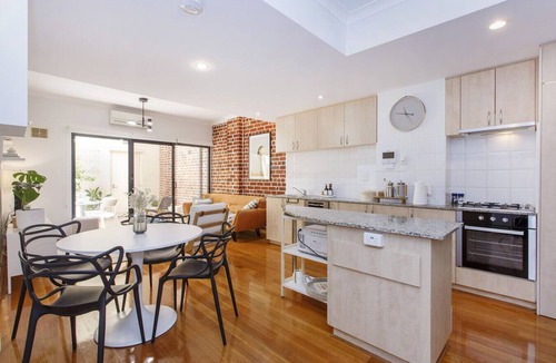 Fremantle Apartment | West End Courtyard Retreat
