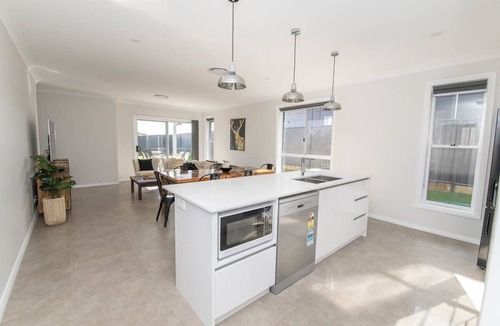 Borenore House | Westerly Drive - Brand New Home, Modern, Sleeps 8