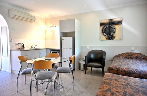 Emerald Hotel | Western Gateway Motel and Apartments