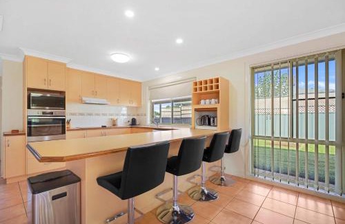 Dubbo House | Whispering Glen - Pool Entertainer Close to Zoo