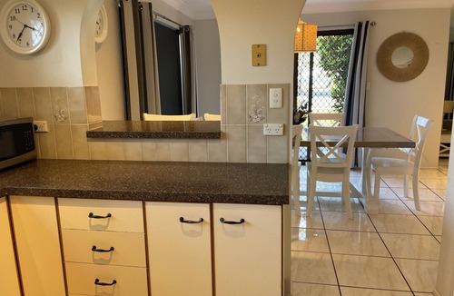 Bongaree Apartment | WHISPERING PALMS