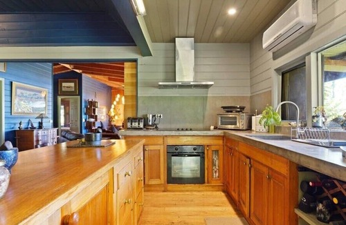 Goulburn Weir House | Whispering Willows | Absolute Waterfront Escape