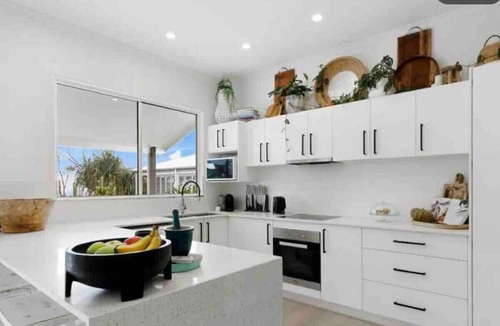 Sunshine Beach House | `WHITE BEACH HOUSE` High on Belmore, PETS welcome