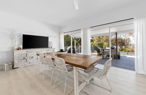 Sunshine Beach House | `WHITE BEACH HOUSE` High on Belmore, PETS welcome