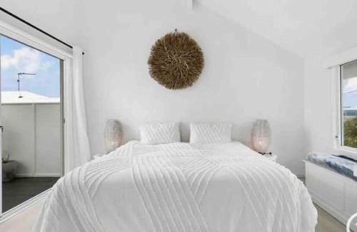Sunshine Beach House | WHITE BEACH HOUSE High on Belmore, PETS welcome