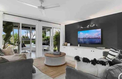 Sunshine Beach House | WHITE BEACH HOUSE High on Belmore, PETS welcome