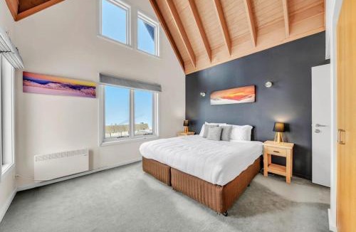 Hotham Heights Apartment | White Crystal 216