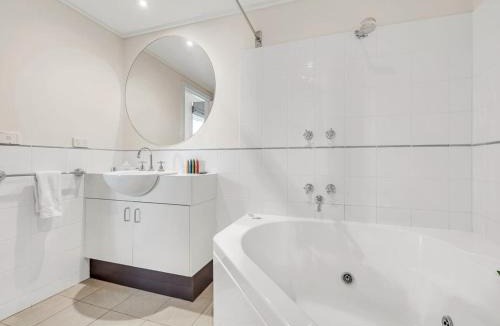 Hotham Heights Apartment | White Crystal 216