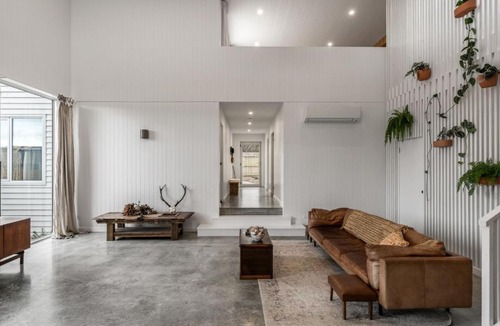 Bicheno House | White Pebble