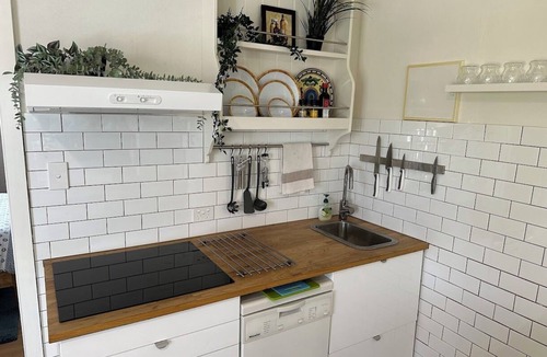 Brownlow Ki Cottage | White Pebbles 1 Queen Bedroom 1 bathroom Free WiFi. Pet Friendly
