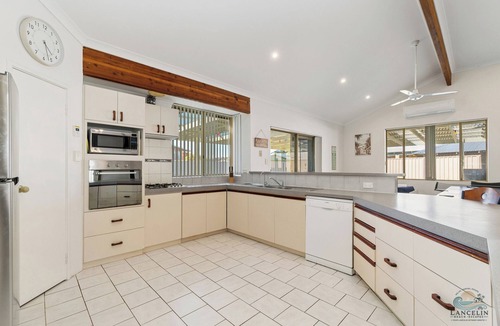 Lancelin House | White Sands - Located just 300m from Lancelin’s beautiful Back Beach.