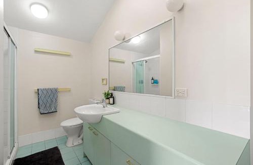 Kings Beach Apartment | Whitecaps Resort Unit 4, 44 Edmund Street, KIngs B