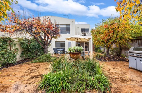 Torquay House | Whites Beachfront Retreat: Pet Friendly
