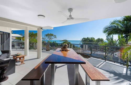 Cannonvale Apartment | Whitsunday Escape - Beachfront Penthouse with Shared Pool
