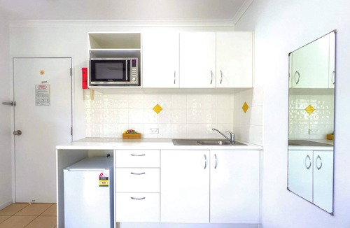 Jubilee Pocket Apartment | Whitsundays Mango House Studio - Pool & Garden