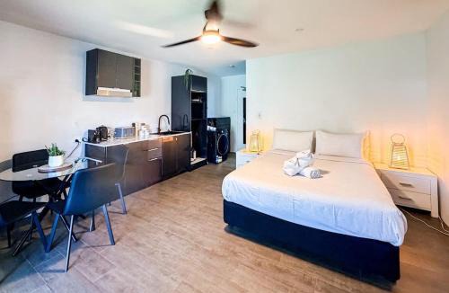 Dolphin Heads Apartment | WhitsunStays - The Black Pearl