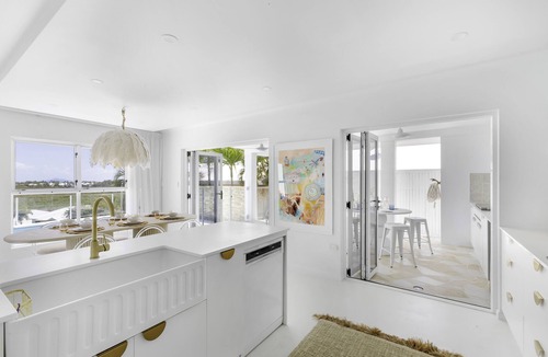Eimeo House | WhitsunStays - The Cyclades n3br, 2bth, Pool, AC Throughout