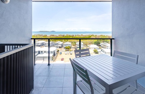 East Mackay Apartment | WhitsunStays - The Regal 2br/2bth, central