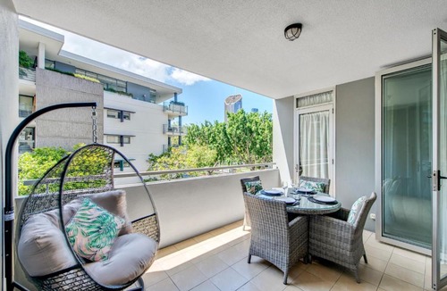 South Brisbane Apartment | Wild Luxe Beach Front Escape- 1 min walk Southbank