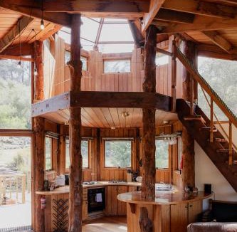 Ridgeway House | Wilderness Retreat 15mins to CBD, bath tub, forest views