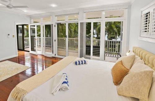 Kewarra Beach House | Willow Garden Stays Cairns - Beachfront 4 Bedroom Luxury Holiday Home